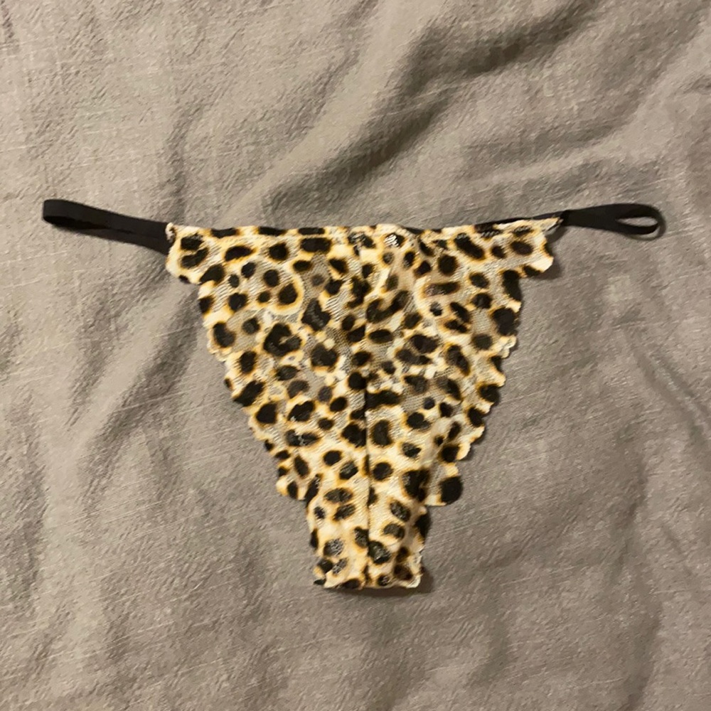 Victoria’s Secret Pink V String Thong Lace Medium